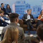 El líder del PP, Alberto Núñez Feijóo, aborda el problema de la vivienda con asociaciones juveniles.