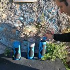 Iván Alonso muestra algunas de las tolvas para alimentar felinos en Ponferrada.