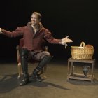 El actor Carlos Manrique Sastre interpreta varios papeles en 'Mil amaneceres'.
