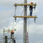 Imagen de archivo de trabajadores en una red de energía eléctrica. EFE/Gustavo Amador