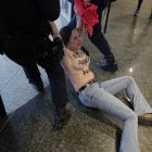 Una activista de FEMEN es retirada a la fuerza tras irrumpir en la primera cumbre de Patriotas, alianza de la extrema derecha europea, que se celebra en Madrid, este sábado. EFE/ Sergio Pérez