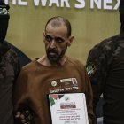 En la imagen el rehén israelí Eli Sharabi antes de ser entregado por milicianos de Hamás a un equipo de la Cruz Roja en Deir al-Balah, en el centro de Gaza, el 8 de febrero de 2025. EFE/EPA/HAITHAM IMAD
