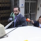 Víctor de Aldama sube a un taxi.