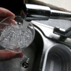 El temblor esencial dificulta hasta beber un vaso de agua.