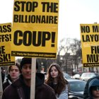 Protestas contra el gobierno de bimillonarios formado pot Trum ayer, en Washington.