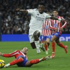 Vinicius creó mucho peligro por la banda, pero estuvo bien cubierto en los metros finales.