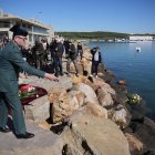 Amigos, familiares y compañeros de Miguel Ángel González y David Pérez, los agentes de la Guardia Civil que murieron tras ser arrollados por una narcolancha en el puerto de Barbate (Cádiz), han celebrado este domingo en el puerto de Barbate un acto homenaje con motivo del primer aniversario de la tragedia. EFE/Román Ríos.