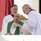 Dos asistentes ayudan a Francisco a sentarse tras encontrarse mal.