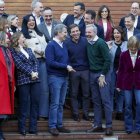 Feijóo ayer, en Zaragoza, con alcaldes del PP de urbes de más de 100.000 habitantes.