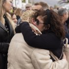 Familiares de la asesinada se abrazan, ayer.
