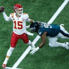 El mariscal de campo de los Kansas City Chiefs, Patrick Mahomes (i), en acción contra el tackle defensivo de los Philadelphia Eagles, Jalen Carter, durante la primera mitad del Super Bowl LIX entre los Kansas City Chiefs y los Philadelphia Eagles en el Caesars Superdome de Nueva Orleans, Luisiana, (EE.UU.). EFE/CJ GUNTHER
