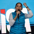 La candidata presidencial del correísmo, Luisa González, habla durante un evento tras los resultados de la primera vuelta de las elecciones generales este domingo, en Quito (Ecuador). EFE/ Gianna Benalcazar