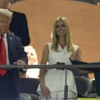 El presidente de EE. UU. Donald Trump (I) y su hija Ivanka Trump (C) antes del Super Bowl LIX entre los Kansas City Chiefs y los Philadelphia Eagles en el Caesars Superdome de Nueva Orleans, Luisiana. EFE/EPA/ERIK S. LESSER