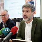 El presidente del Círculo Empresarial Leonés, Julio César Álvarez, y el secretario general, Nicesio Álvarez, dan a conocer el premiado con el galardón Círculo de Oro del CEL del año 2024