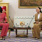 La modelo británica Naomi Campbell (izquierda) junto a la primera ministra de Tailandia, Paetongtarn Shinawatra (derecha).
EFE/EPA/RUNGROJ YONGRIT