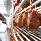 Botillos en una fábrica berciana.