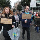 Un momento de la marcha por las calles de Ponferrada para pedir el cambio de horarios.