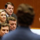 Juan García-Gallardo (espaldas) interpela a Mañueco en el último Pleno de las Cortes.