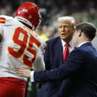 Trump saluda a un jugador al acabar la Super Bowl en Nueva Orleans.