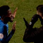Ben Hamed en el momento en el que comunica al 4º árbitro haber recibido insultos racistas.