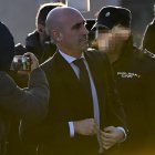 El expresidente de la Real Federación Española de Fútbol (RFEF) Luis Rubiales (c) a su llegada, este martes, a la sexta jornada del juicio en la Audiencia Nacional, en San Fernando de Henares (Madrid), por el beso que dio a Jenni Hermoso tras la final del Mundial de 2023. EFE/ Fernando Villar