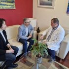 Responsables de Asprona Bierzo con el gerente del Hospital El Bierzo.