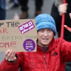 Una manifestante con pintura roja en las manos sostiene un cartel mientras las familias de los rehenes israelíes retenidos por Hamas en Gaza y sus simpatizantes protestan frente a la oficina del Primer Ministro israelí en Jerusalén, el 11 de febrero de 2025, pidiendo la liberación inmediata de los rehenes en medio de un acuerdo de liberación de rehenes y alto el fuego entre Israel y Hamas. (Protests, Jerusalem) 
                      EFE/EPA/ABIR SULTAN