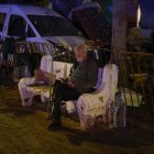 Imagen de un hombre consultando su teléfono en un banco de una calle en Paiporta, días después de la dana en la provincia de Valencia. EFE/ Biel Aliño