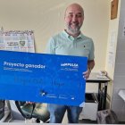 El hematólogo Erik de Cabo, con el galardón.