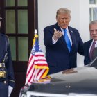 Trump saluda al rey Abdalá II de Jordania a su llegada a una reunión en la Casa Blanca.
