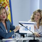 Yolanda Díaz se ríe durante las explicaciones de Pilar Alegría durante la rueda de prensa.
