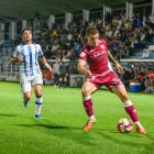 Samanes controla el balón ante la Real Sociedad B en Zubieta.