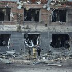 Daños provocados por el ataque ruso con misiles a Kiev. EFE/EPA/SERGEY DOLZHENKO