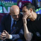 El seleccionador español Luis de la Fuente (i) conversa con su hasta ahora segundo entrenador Pablo Amo (d) en una imagen de archivo. EFE/J.J.Guillén