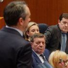 Mañueco atiende a la intervención del portavoz de Vox, David Hierro.