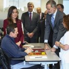 Los Reyes conversan con usuarios del Hospital de Parapléjicos de Toledo.