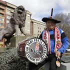 Magín Cantón lleva 40 años con su bombo siendo fiel a la Cultural y a otros equipos que han contado con su animación desde la grada.