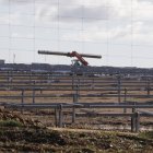 Fase de construcción del parque solar, en un estado ya avanzado junto al recinto industrial.