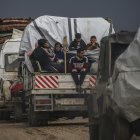 Los palestinos viajan desde el sur de la Franja de Gaza hacia el norte tras la retirada de las tropas israelíes del Corredor de Netzarim, en el centro de la Franja de Gaza, el 12 de febrero de 2025. Israel y Hamas implementaron la primera fase de un acuerdo de liberación de rehenes y alto el fuego el 19 de enero de 2025. 
                       EFE/EPA/MOHAMMED SABER