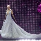 La modelo italiana Bianca Balti aparece en el escenario durante la segunda noche del 75.º Festival de la Canción Italiana de Sanremo, Italia, el 12 de febrero de 2025. EFE/EPA/FABIO FRUSTACI