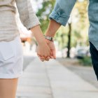 Caminando juntos por la calle tomados de la mano.