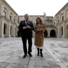 La rectora de la Universidad de León, Nuria González, y el presidente de las Cortes y de la Fundación de Castilla y León, Carlos Pollán