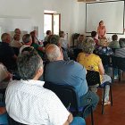 Voluntarios de ABANCA forman a las personas mayores para prevenir el fraude y desarrollar sus capacidades digitales.
