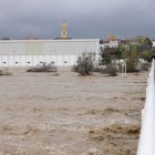 Imagen de archivo (29/10/2024) de dos personas contemplando el gran caudal del río Magre a su paso por Alfarp (Valencia) debido a las lluvias torrenciales que afectaron a la Comunitat Valenciana, y especialmente a la provincia de Valencia, en la que se estableció el aviso rojo. EFE/Ana Escobar