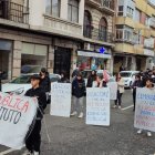 Los alumnos por la calle Santa Nonia antes de llegar a la Dirección Provincial de Educación.
