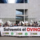 UCCL se concentró este jueves ante la consejería.