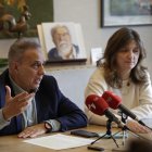 Joaquín Otero y Nuria González, ayer, en la presentación de las becas en la sede museo de la Fundación Antonio Pereira.