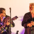 Johnny Burgin, actuando con Johnny Sansone.