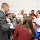 Los reyes con la pequeña leonesa en un momento de su visita al Hospital de Parapléjicos de Toledo.