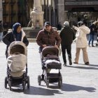 Un hombre y una mujer pasean a los bebés